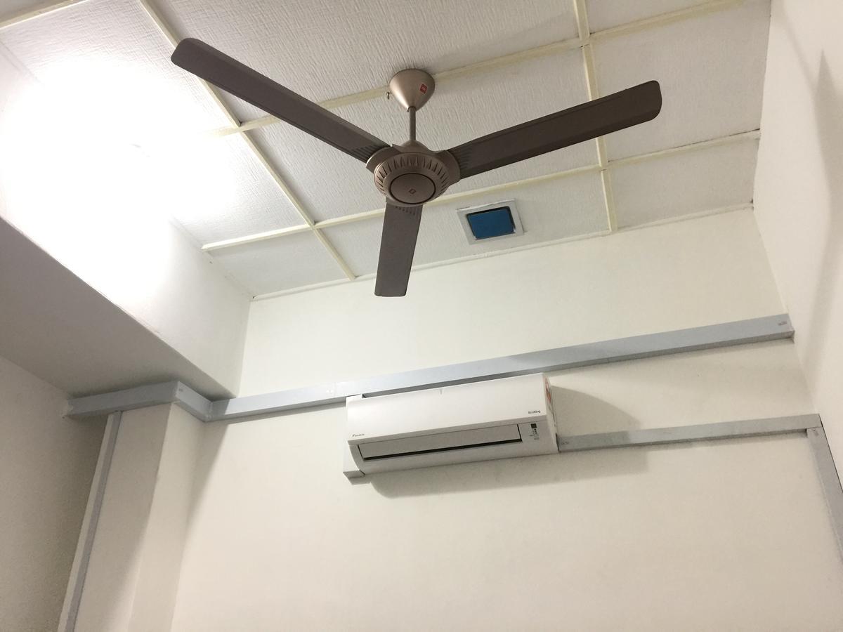 Jiaxin Hostel Ulu Tiram Exterior foto